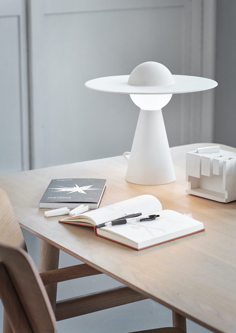 MOEBE_CERAMIC-TABLE-LAMP_IC_LOW-RES_01
