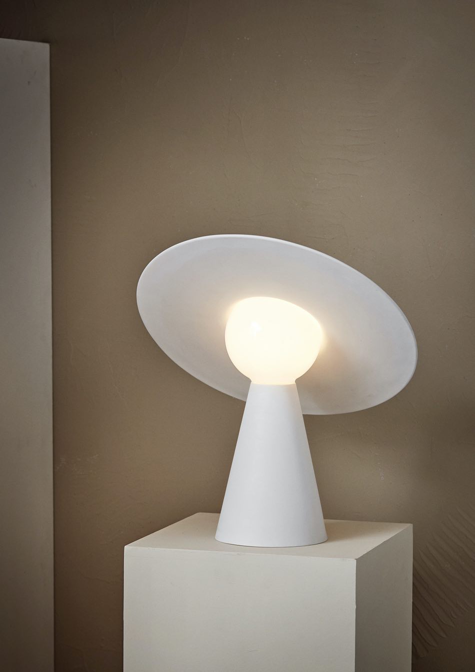 MOEBE_CERAMIC-TABLE-LAMP_PP_LOW-RES_08