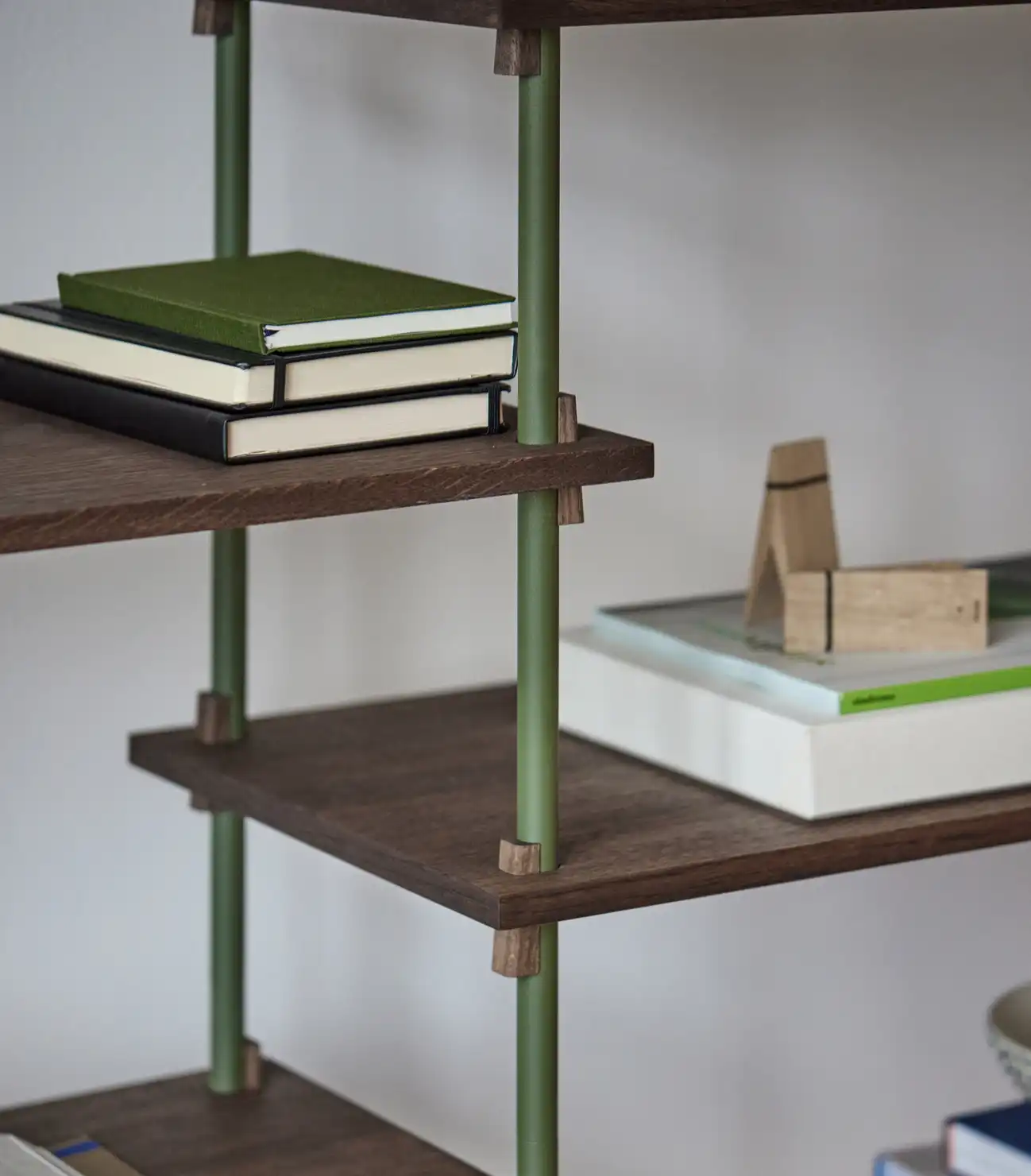 MOEBE_Shelving-system_IC_Smoked-Oak-Pine-Green_High-Res_07