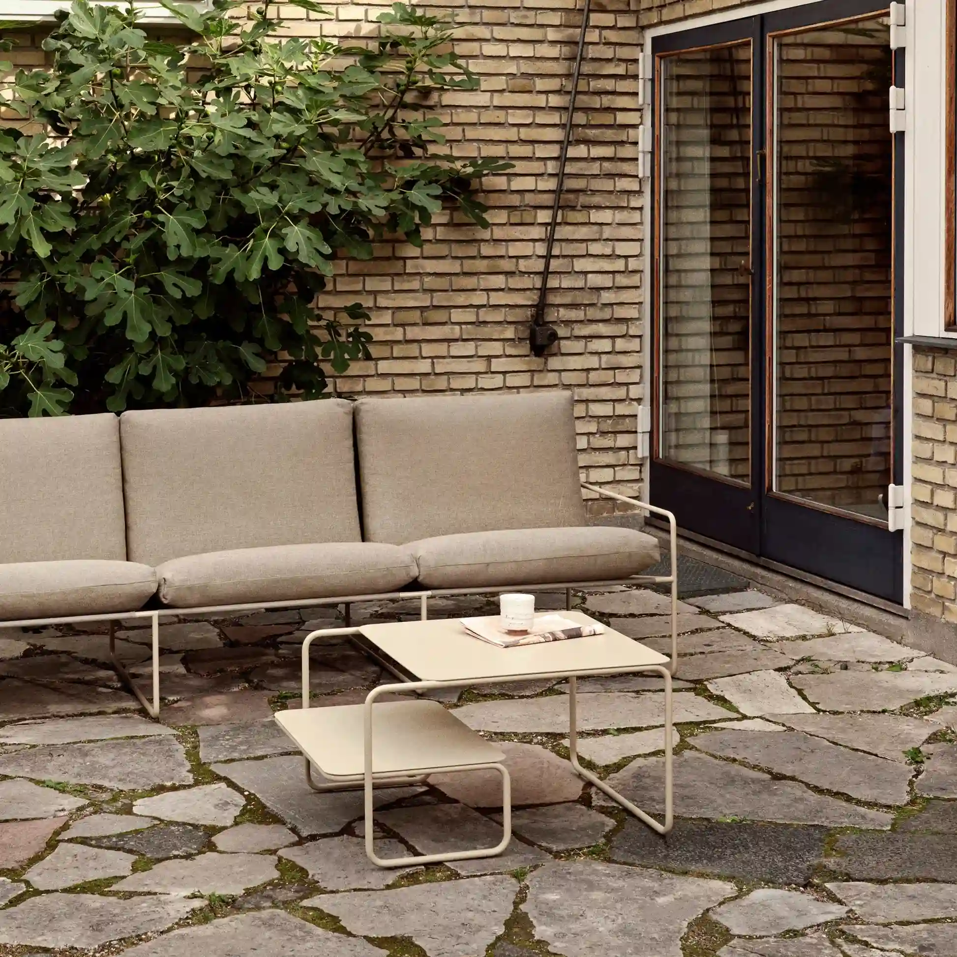 fermLIVING_Desert3seater_1104267308_LevelCoffeeTable__1104267250_01